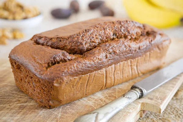 Pan de plátano casero en una mesa rústica — Foto de Stock