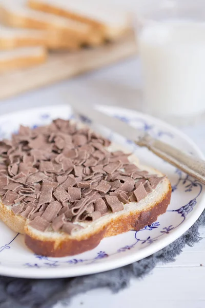 三明治配巧克力粉或 'vlokken'，荷兰传统 — 图库照片