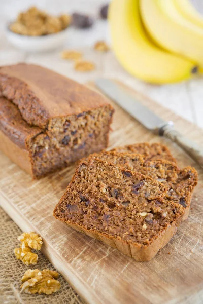 Pan de plátano casero en una mesa rústica — Foto de Stock