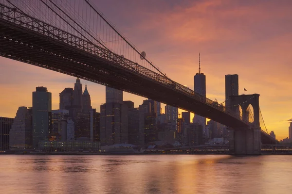 Gün batımında Brooklyn Köprüsü ve New York şehir manzarası