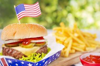 Kişiler parlak ışık açık bir masa üzerine Burger
