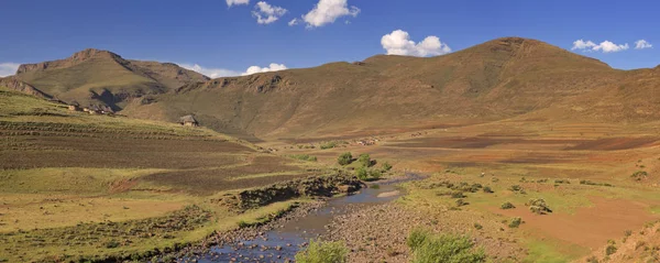 Villaggio tradizionale sulle montagne del Lesotho — Foto Stock