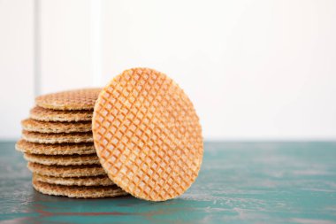 Hollandalı stroopwafel kurabiye yığını