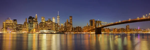 Skyline di New York City e ponte di Brooklyn di notte — Foto Stock