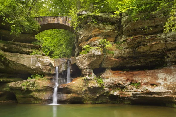 Şelale ve bridge uygulamasında Hocking Hills devlet parkı, Ohio, Amerika Birleşik Devletleri