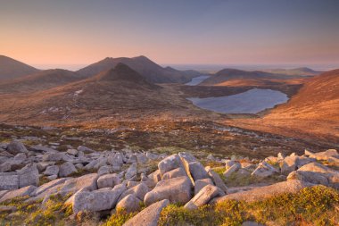 Mourne Dağları ve Kuzey İrlanda göl üzerinde gündoğumu