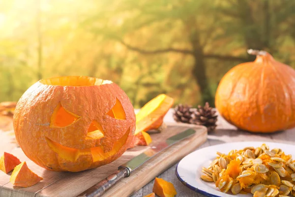 การแกะสลัก Jack O'Lantern สําหรับวันฮาโลวีน — ภาพถ่ายสต็อก