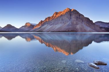 Icefields otoyol Kanada'da göl güneş doğarken yay