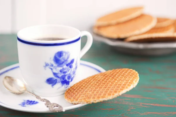 Taza de café con una galleta holandesa stroopwafel — Foto de Stock