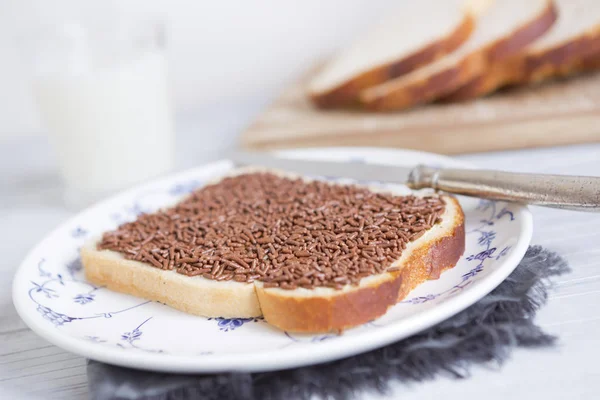 Çikolata parçacıklı veya 'hagelslag', Hollandalı geleneksel yemekleri ile sandviç — Stok fotoğraf