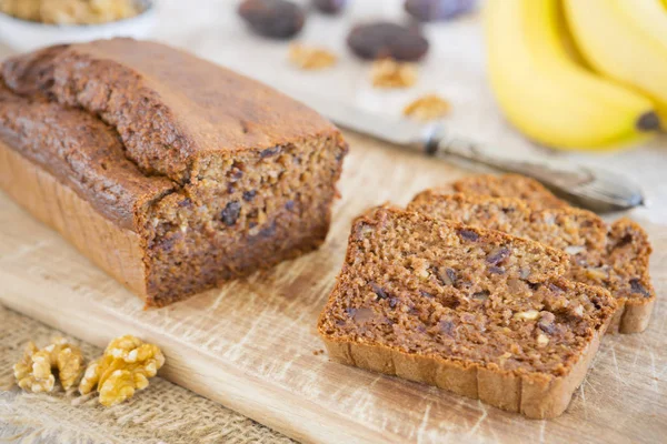 Pan de plátano casero en una mesa rústica — Foto de Stock