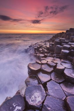 Dev 's Causeway Kuzey İrlanda gün batımında