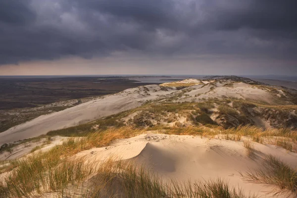 Terschelling Adası Hollanda üzerinde kara bulutlar — Stok fotoğraf