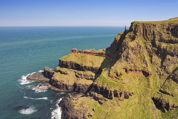 Acantilados en la costa de la Calzada en Irlanda del Norte — Foto de Stock