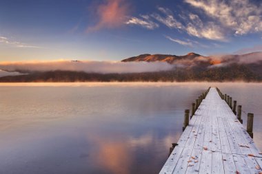 Lake Chuzenji, Japonya'da iskeleye gündoğumu Güz