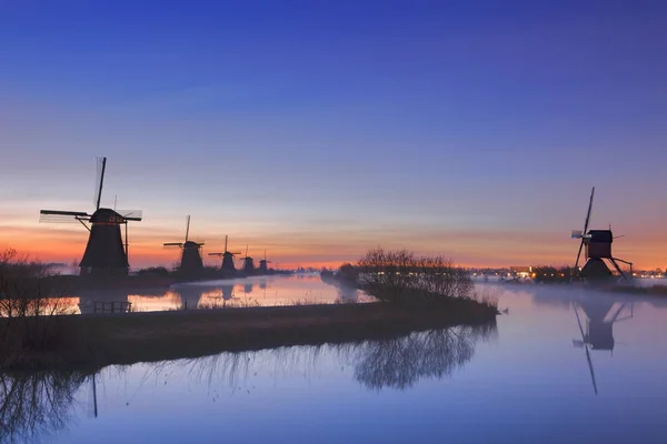 Mulini a vento tradizionali all'alba, Kinderdijk, Paesi Bassi — Foto Stock