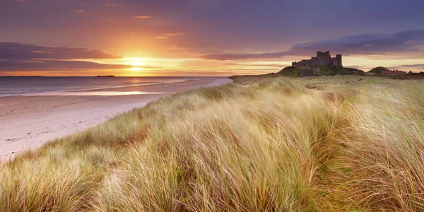 日出的沙丘在堡城堡，英国诺森伯兰郡 — 图库照片