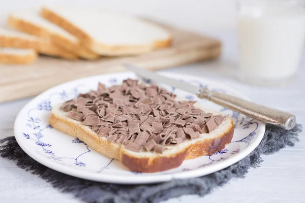 Sandwich con chispas de chocolate o 'vlokken', comida tradicional holandesa — Foto de Stock