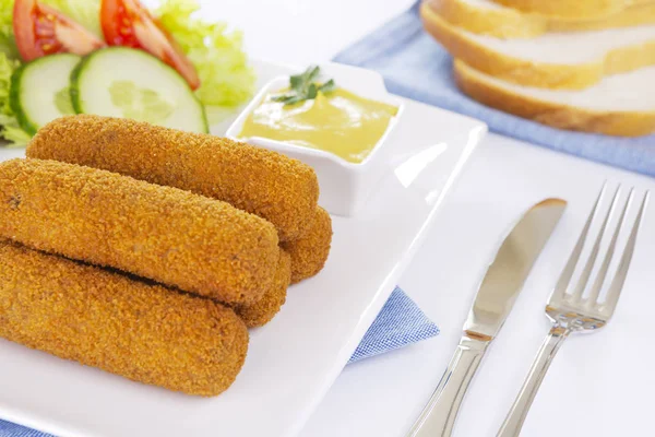 Hollandalı et kroket ('kroket') ve ekmek bir plaka üzerinde