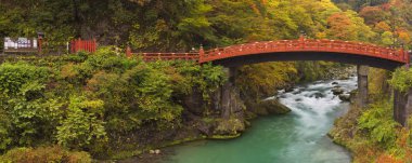 Shinkyo Köprüsü Japonya'da Nikko, sonbahar