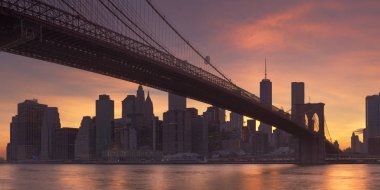 Gün batımında Brooklyn Köprüsü ve New York şehir manzarası