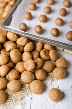 Ev yapımı pepernoten veya kruidnoten Hollanda tatil Sinterklaas için