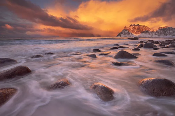 Spectaculaire lumière sur la plage d'Uttakleiv sur le Lofoten, Norvège — Photo