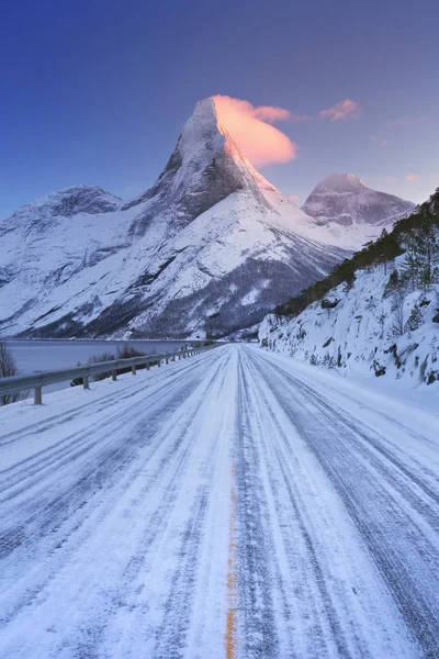 Zonsopgang op de Stetind berg in Noorwegen in de winter — Stockfoto