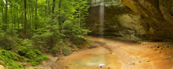 灰の洞窟ホッキング ヒルズ州立公園、オハイオ州、アメリカ合衆国 — ストック写真