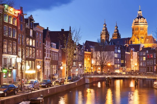 Canal en Amsterdam, Países Bajos de noche —  Fotos de Stock