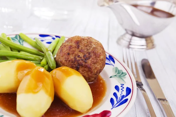 Картофель, мясо и овощи; традиционный голландский ужин — стоковое фото