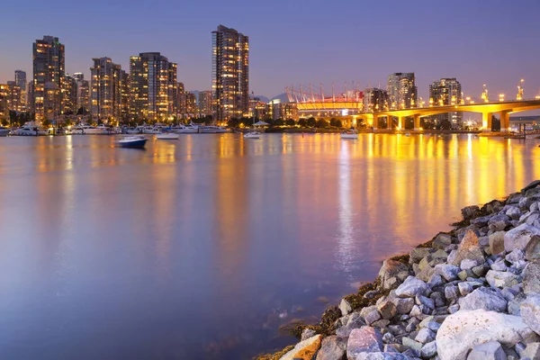 温哥华，不列颠哥伦比亚，加拿大在一水之隔的天际线 — 图库照片