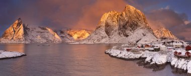 Lofoten, Norveç Reine Köyü üzerinden muhteşem ışık