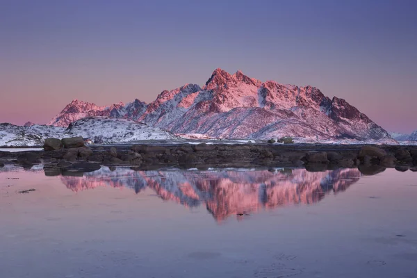 Berge, die sich bei Sonnenuntergang im Wasser spiegeln — Stockfoto