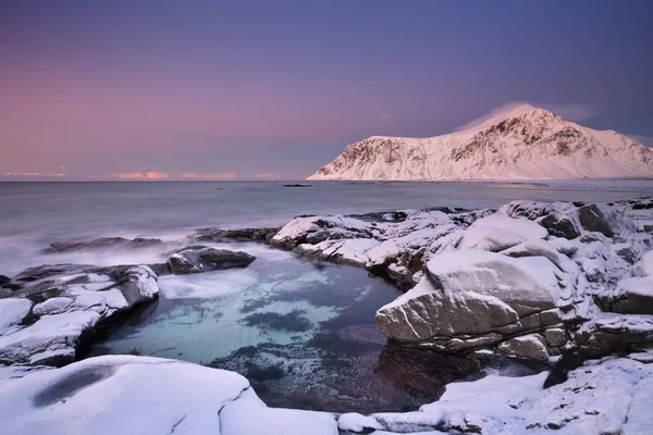 Alpenglühen am Skagsanden-Strand auf den Lofoten, Norwegen — Stockfoto