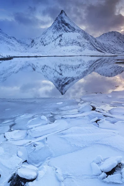 Berg spiegelt sich im Winter in einem Fjord in Norwegen — Stockfoto