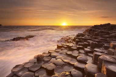 Dev 's Causeway Kuzey İrlanda gün batımında