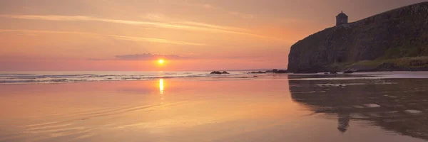 Sunrise over Downhill Beach on the Causeway Coast, Northern Ireland — Stock Photo, Image