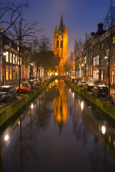 Iglesia reflejada en un canal en Delft, Países Bajos — Foto de Stock