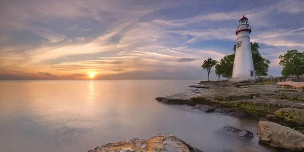 Marblehead vuurtoren op Lake Erie, Verenigde Staten bij zonsopgang — Stockfoto