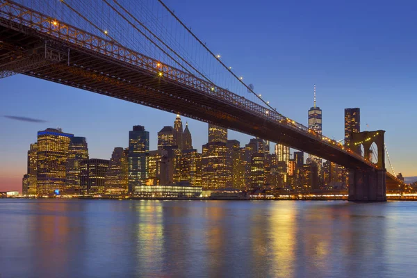 Brooklyn Bridge and New York City skyline at dusk — Stock Photo, Image