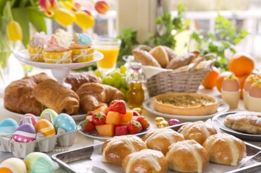 Şarküteri Paskalya brunch için hazır olan tablo