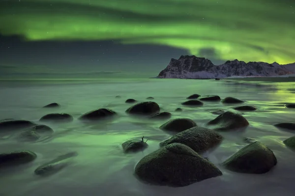Aurora boreal é sobre uma praia no Lofoten na Noruega — Fotografia de Stock