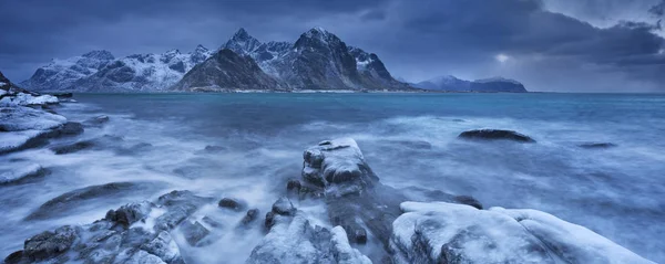 Temné mraky nad fjordu v Norsku v zimě — Stock fotografie