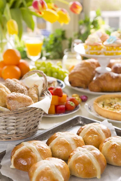 Mesa con delicatessen lista para el brunch de Pascua — Foto de Stock