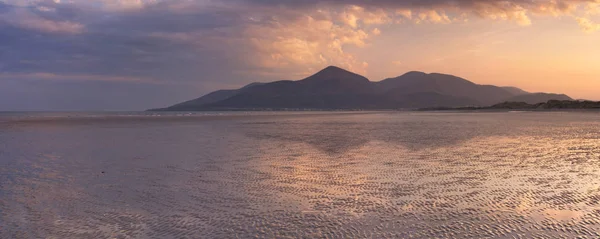 Plage et montagnes en Irlande du Nord au coucher du soleil — Photo