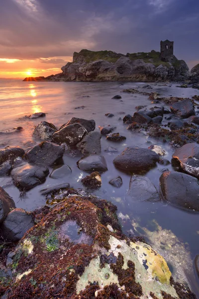 Nascer do sol espetacular no Castelo de Kinbane, na Irlanda do Norte — Fotografia de Stock