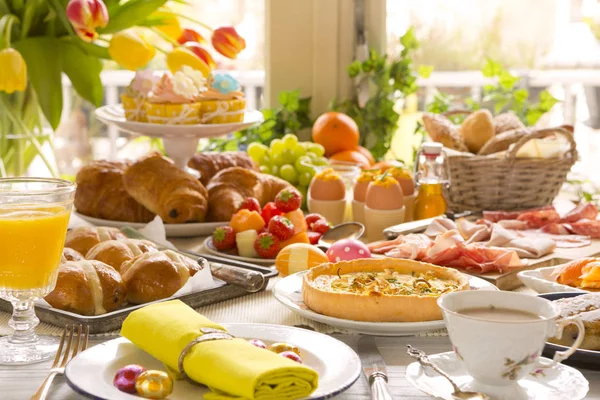 Şarküteri Paskalya brunch için hazır olan tablo