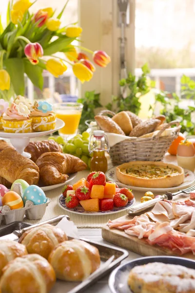 Mesa con delicatessen lista para el brunch de Pascua — Foto de Stock