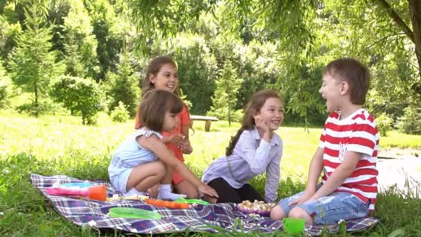 Skupina šťastných dětí hraní venku v létě parku. Zpomalený pohyb